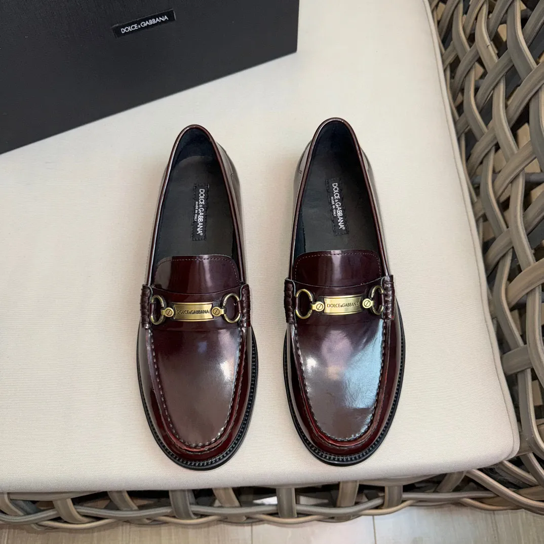 💰¥960 D&G cowhide moccasin loafers for men｜Embellished with DG hardware nameplate｜Made of imported calfskin｜Retro and shiny texture complement each other｜Release charming tones to outline a confident posture｜Imported calfskin + cowhide lining + Italian leather outsole Size: 39-44 (38.45 custom-made)